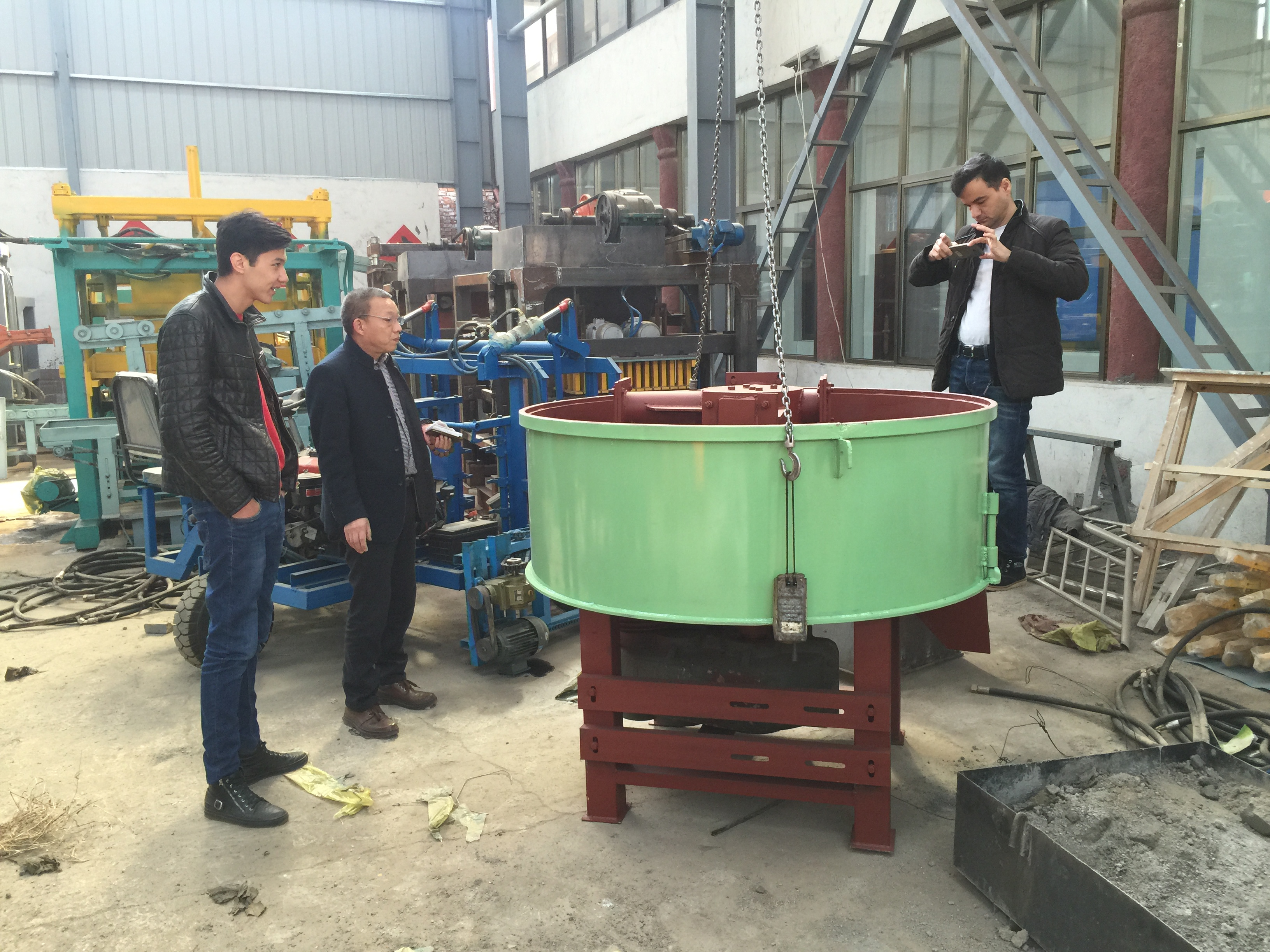 烏干達客戶在鑫達馬路花磚機廠家的試機現場