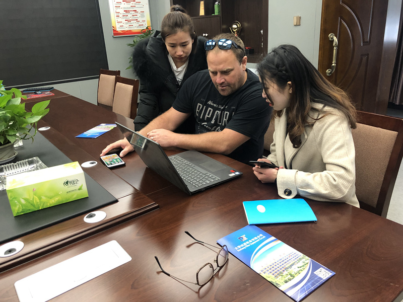 客戶與外貿部商議購買洗沙機生產線(洗沙制砂生產線)細節問題