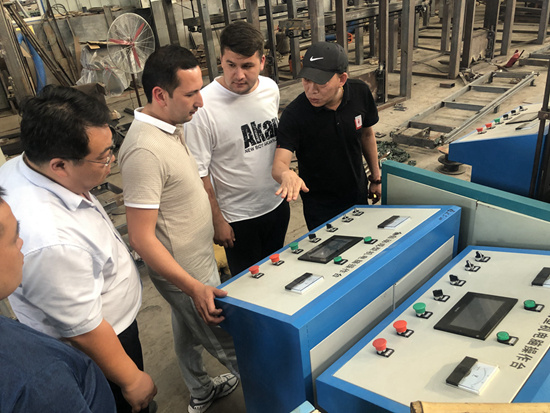 塔吉克斯坦客戶考察免燒磚機(jī)設(shè)備