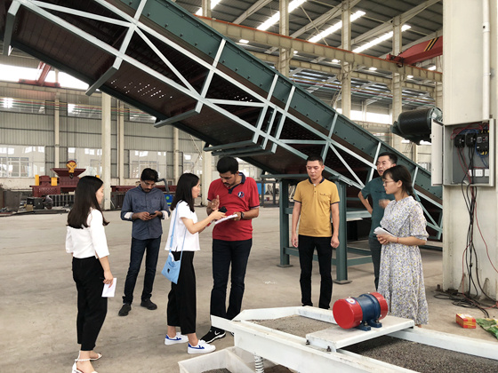 印度客戶來(lái)鑫達(dá)免燒磚機(jī)廠家洽談