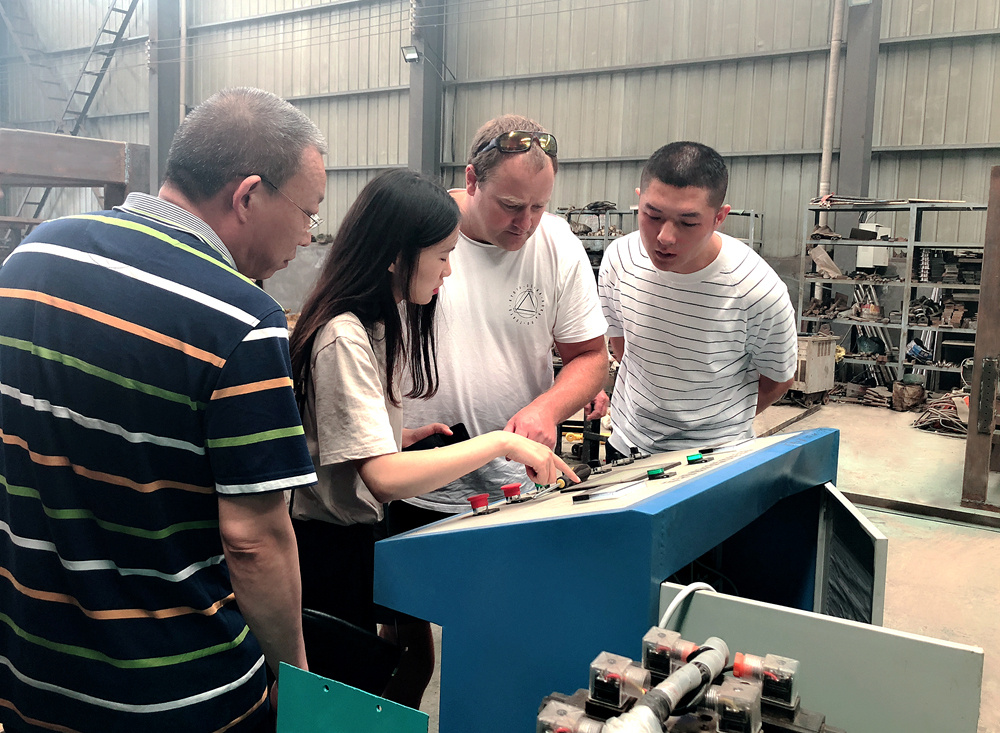 加拿大客戶來(lái)廠考察透水磚機(jī)